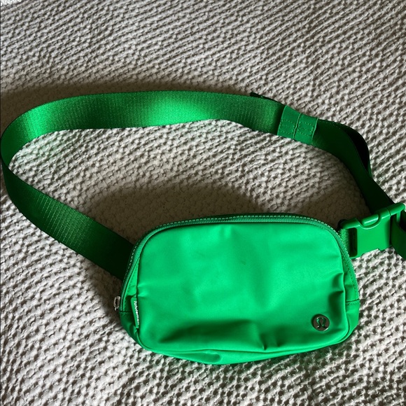 Lululemon Belt Bag in green - Picture 1 of 4